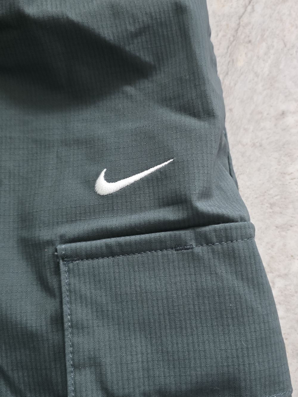Nike Women's Cargo Pants in Dark Green XL - Picture 6 of 11